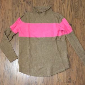 Low turtleneck sweater with pink color block